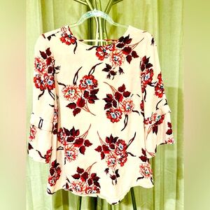 Lovely pink flowered blouse‎ in great condition. Light and flowy. Vibrant!